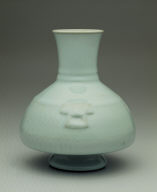 Hu-vase with animal heads in light bluish-green glaze