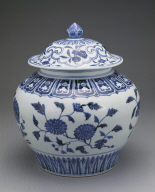 Covered jars with underglaze-blue decoration of flowers(unmarked)