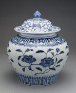 Covered jars with underglaze-blue decoration of flowers(unmarked)