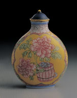 Glass bodied painted enamel snuff bottle with peony design