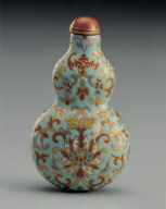 Porcelain gourd-shaped snuff bottle with intertwined floral design in famille rose