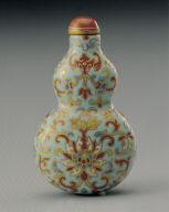 Porcelain gourd-shaped snuff bottle with intertwined floral design in famille rose