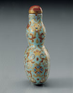 Porcelain gourd-shaped snuff bottle with intertwined floral design in famille rose