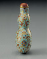 Porcelain gourd-shaped snuff bottle with intertwined floral design in famille rose