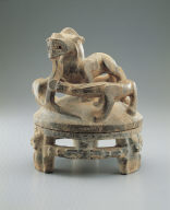 Three-footed inkstone with lid of auspicious animal decor