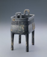 Bronze square Ding with Ju inscription