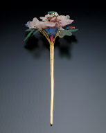 Gilt silver hairpin with floral decoration inlaid with tourmaline and jadeite
