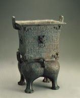 Bronze square Yan vessel with kui dragon motif