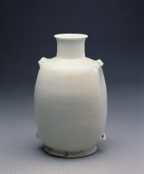 Hu in ivory-white glaze
