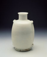 Hu in ivory-white glaze