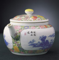 Teapot in fa-lang-cai enamels with decoration of a blue landscape