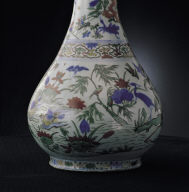 Garlic-head vase with flower and bird decor in wu-cai glaze