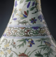 Garlic-head vase with flower and bird decor in wu-cai glaze