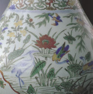 Garlic-head vase with flower and bird decor in wu-cai glaze