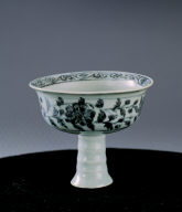 Stempcup with chrysanthemum scroll design and poetic inscription in underglaze blue