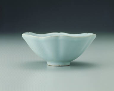 Hibiscus-shaped bowl with light bluish-green glaze