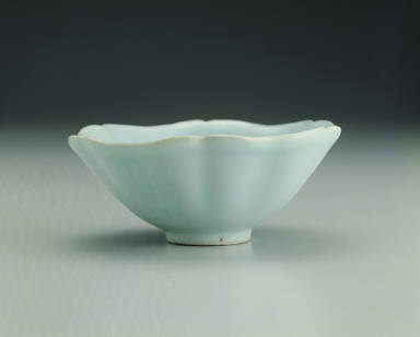 Hibiscus-shaped bowl with light bluish-green glaze