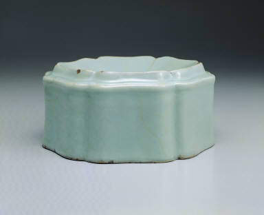 Hibiscus-shaped washer with light bluish-green glaze