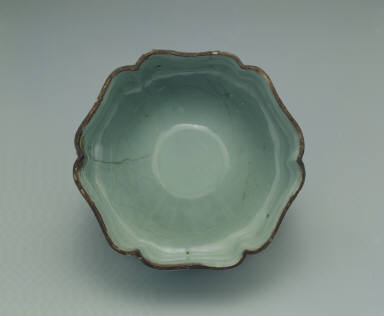 Hibiscus-shaped washer with light bluish-green glaze