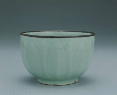 Celadon bowl with lotus petal decor