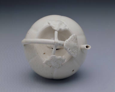 Gourd-shaped ewer with vine handle in white glaze