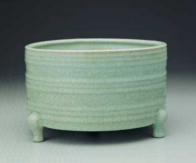 Zun vessel with linear decoration in light bluish-green glaze