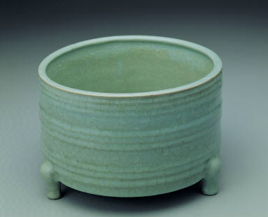 Zun vessel with linear decoration in light bluish-green glaze
