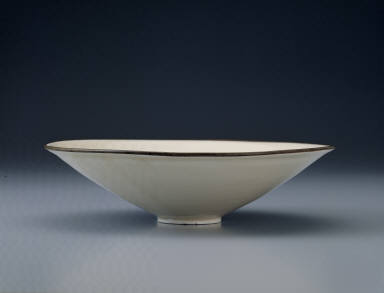 Bowl with incised waterfowl and lotus pond design in white glaze