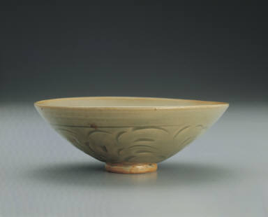 Bowl with incised three-fish design in yellowish-green glaze