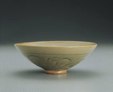 Bowl with incised three-fish design in yellowish-green glaze