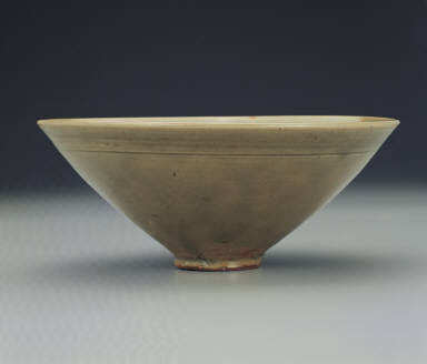 Bowl with incised peony decor in yellowish-green glaze