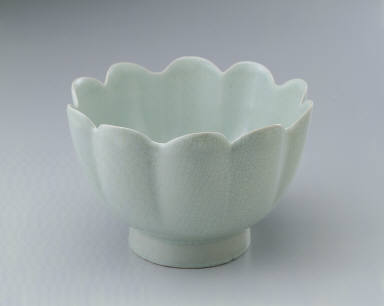 Warming bowl in the shaped of a flower with light bluish-green glaze