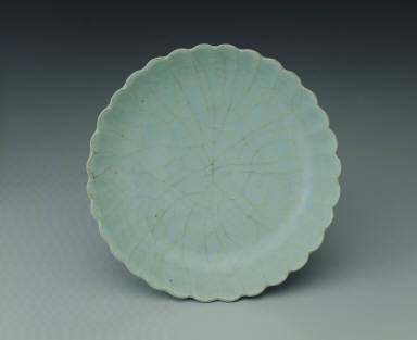 Dish with chrysanthemum rim in light bluish-green glaze