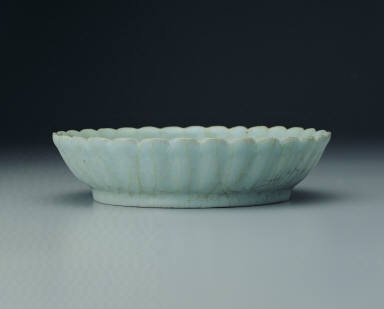 Dish with chrysanthemum rim in light bluish-green glaze