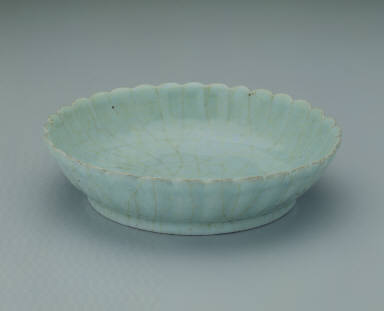 Dish with chrysanthemum rim in light bluish-green glaze