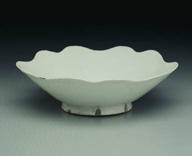 White-glazed bowl with floral rim and Guan mark