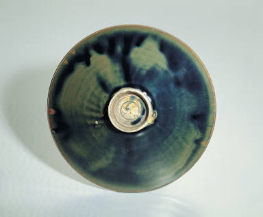 Black-glazed bowl with painted partridge's speckling splashes