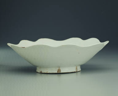 White-glazed bowl with floral rim and Guan mark