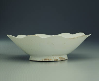 White-glazed bowl with floral rim and Guan mark