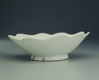White-glazed bowl with floral rim and Guan mark