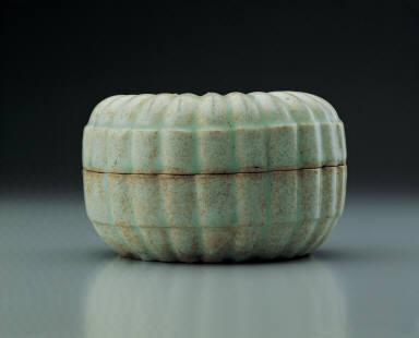 Box with chrysanthemum petal decoration in translucent-blue glaze