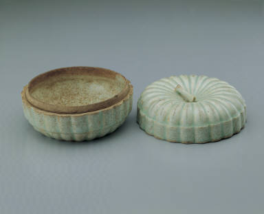 Box with chrysanthemum petal decoration in translucent-blue glaze