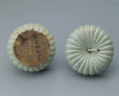 Box with chrysanthemum petal decoration in translucent-blue glaze