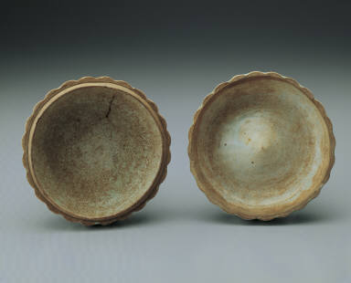 Box with chrysanthemum petal decoration in translucent-blue glaze