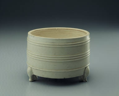 Zun wine vessel with linear decoration in white glaze