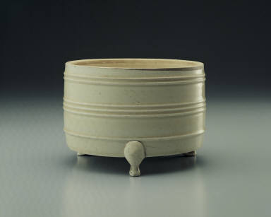 Zun wine vessel with linear decoration in white glaze