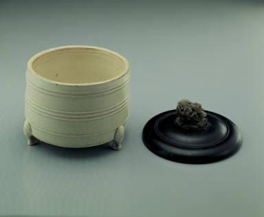 Zun wine vessel with linear decoration in white glaze. Lid with jade inlaid