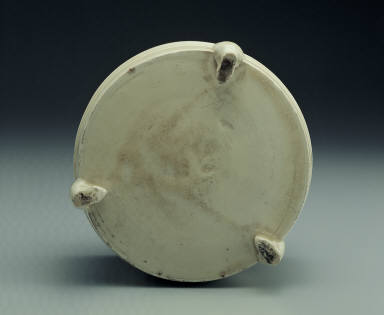 Zun wine vessel with linear decoration in white glaze