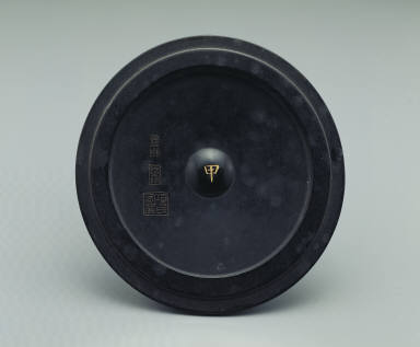 Zun wine vessel with linear decoration in white glaze. Lid with jade inlaid