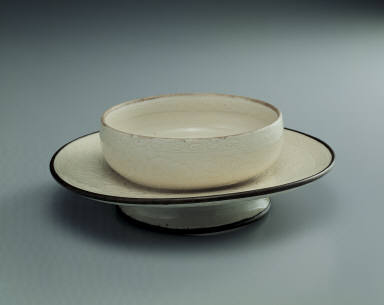 Saucer with incised lotus design in whtie glaze